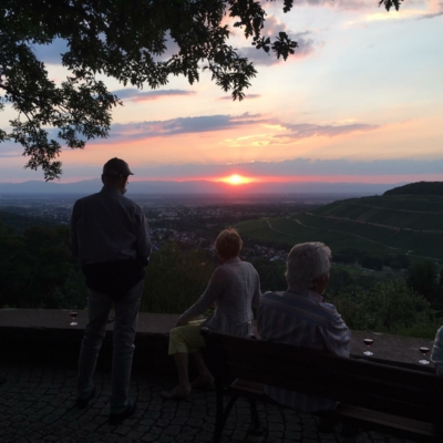 Abendspaziergang mit Rotwein